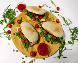 Foto del paso 5 de la receta: Molletes con queso de oveja, rúcula, mermelada de pimiento y semillas