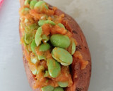 Foto del paso 10 de la receta: Boniatos rellenos de edamame con salsa de queso feta