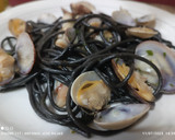 Foto del paso 4 de la receta: Spaghetti negro con almejas, navajas y un punto de alioli