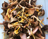 Foto del paso 1 de la receta: Botifarra o longaniza fresca con setas variadas de temporada 🍁🍄🍂