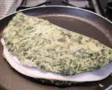 Foto del passaggio 2 della ricetta Omelette alle erbette di campo con ripieno goloso