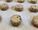 Foto del paso 3 de la receta: 🍘🧀 Galletitas saladas de queso roquefort con semillas de sésamo 🧀🍘 5 ingredientes