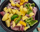 Foto del paso 10 de la receta Muslos de pollo con patatas en el pizzapan