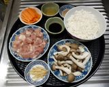รูปขั้นตอนการทำที่ 1 ของ ข้าวหุงใส่ไก่และเห็ดชิเมจิ (Takikomi Gohan)