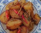 Hình bước làm 8 của món Khoai tây um gừng