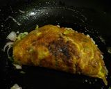 A picture of step 5 of Noodles stuffed omelette.