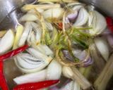 Gambar langkah 2 resipi Tom yum Seafood & Cendawan.