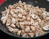 Foto del paso 3 de la receta Huevos estrellados con champiñones al ajillo picantes