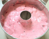 Foto langkah ke 5 dari resep Strawberry Oreo Milk Chiffon Cake .Krucils pasti suka.