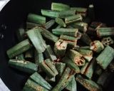 A picture of step 4 of Masala bhindi.