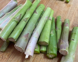 Foto del paso 1 de la receta: Caldo de tallos de espárrago verde