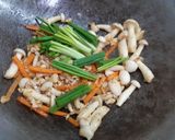 รูปขั้นตอนการทำที่ 4 ของ เห็ดชิเมจิผัดไข่