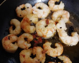 Foto del paso 3 de la receta: Langostinos con gulas