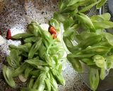 Foto langkah ke 3 dari resep Tumis Buncis Lada Putih.