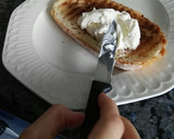 Foto del paso 2 de la receta: Tosta de queso fresco y aguacate