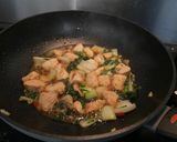Foto langkah ke 4 dari resep Tumis Ayam Pakcoy.