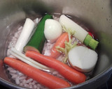 Foto del paso 3 de la receta: Alubias con arroz integral, hortalizas y compango de fabada