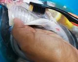 Gambar langkah 1 resipi Tips Mudah Bersihkan Darah ikan yang Melekat.