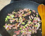 Foto del paso 2 de la receta: Tostada con revuelto de huevo con bacon