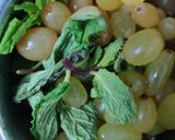 A picture of step 1 of Grapes mint juice.