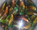 Foto langkah ke 1 dari resep Kerang hijau Saus Padang.