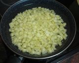 Foto del paso 2 de la receta: Tortilla de papas con cebolla sofrita y perejil picado y ensalada