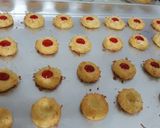Foto langkah ke 6 dari resep Strawberry Cheese Thumbprint Cookies.