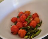 Foto del paso 2 de la receta Ensalada de burrata con kale crujiente, tomates y espárragos asados y aliño de albahaca con miel