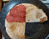 Pas rețetă Foi tortilla cu caș afumat, salam, roșii și salată 2 fotografie