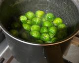 Foto del paso 3 de la receta: Cazuela de pollo con repollitos de Bruselas