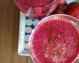 A picture of step 2 of Beetroot, carrot, strawberries and grapes smoothie.