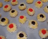 Foto langkah ke 9 dari resep Crunchy Strawberry/Blueberry Cheese Thumbprint Cookies.