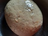 आटा गार्लिक ब्रेड (विदाउट यीस्ट और अवन)(atta garlic bread without yeast and oven recipe in hindi)