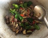 รูปขั้นตอนการทำที่ 3 ของ คั่วแห้งเครื่องในไก่น้ำปลาร้า