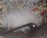 Foto langkah ke 3 dari resep Bihun jamur goreng tanpa kecap.