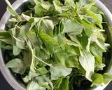 Foto langkah ke 2 dari resep Sayur Bening Bayam Kelor.