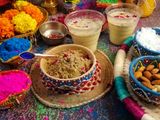 ઈન્સટન્ટ કેસર ઠંડાઈ વીથ ઠંડાઈ મસાલા (Instant Kesar Thandai With Thandai Masala Recipe In Gujarati)
