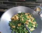 Foto langkah ke 5 dari resep Tumis tahu kacang panjang#berburuclemekemas#resolusili2019.