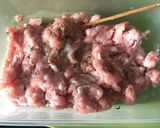 Hình bước làm 1 của món Nem lụi (nem nướng)
