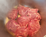 Foto del paso 3 de la receta: Carrilladas de cerdo con setas, almendras y caldo de huesos