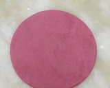 A picture of step 4 of Beetroot chicken momos.