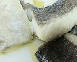 Foto del paso 4 de la receta: Bacalao confitado sobre pisto manchego con pil pil rojo