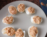 Foto del paso 3 de la receta: Huevos rellenos de gambas