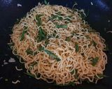 Foto langkah ke 5 dari resep Mie Goreng Pelengkap Nasi Kuning Khas Banjar.