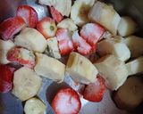 Foto langkah ke 1 dari resep Banana Strawberry Smoothies.