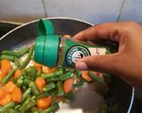 A picture of step 4 of Vegetable tin fish and pasta.