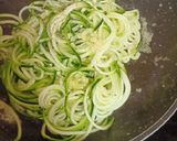 Foto del paso 9 de la receta: ZUCCHINI SPAGHETTI CON PESTO DE AGUACATE 🥑 🇮🇹 / Keto/Lowcarb/