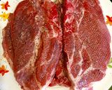 รูปขั้นตอนการทำที่ 1 ของ หมูทอดเกลือพริกไทยดำ(สูตรน้ำมันน้อย)
