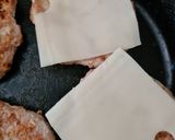 Foto del paso 8 de la receta: Hamburguesa de cerdo como si fuera un bocadillo cubano