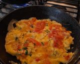 Foto del paso 3 de la receta: Desayuno delicioso! Huevos revueltos con tomate 🍅🍳